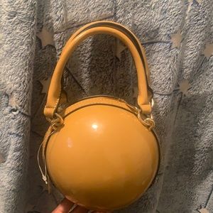 This is a new bag just with no tag but it’s good and new